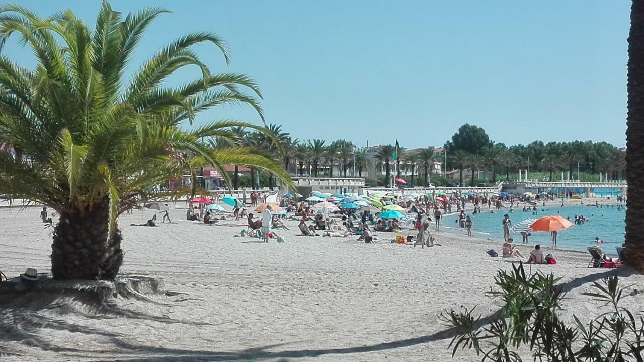 Grand Studio Climatise En Bord De Mer Avec Parking Securise جولْف جو المظهر الخارجي الصورة