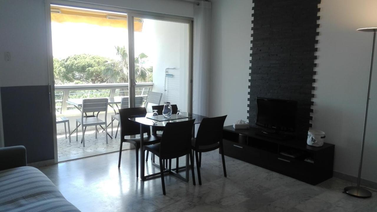 Grand Studio Climatise En Bord De Mer Avec Parking Securise جولْف جو المظهر الخارجي الصورة