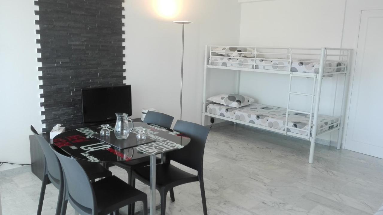 Grand Studio Climatise En Bord De Mer Avec Parking Securise جولْف جو المظهر الخارجي الصورة